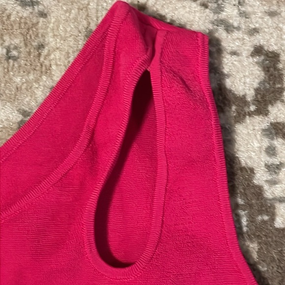 Express One Shoulder Cutout Cropped Sweater Tank - Picture 4 of 9